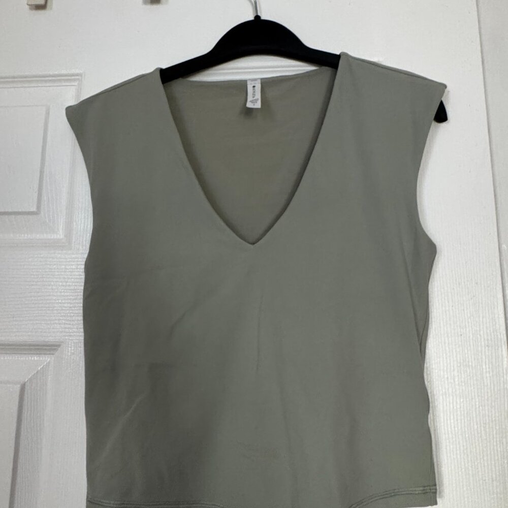 ATHLETA V NECK SLEEVELESS CROP TOP SIZE S